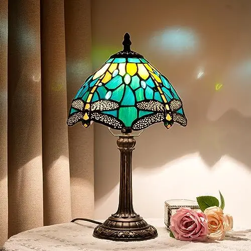Produktbild: Tiffany Stil Bunte Glas Tischlampe Dragonfly Grün Gelb Schlafzimmer Nachttisch Lesepult Licht für Büro Schlafsaal Bar Restaurant Dekorieren Retro einzigartige nette kleine Nachtlicht Geschenk 8 Zoll