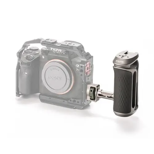 Produktbild: Tilta Xeno Seitengriff 1/4-Zoll-20 mit Positionierungsstiften, ergonomischer seitlicher Handgriff für DSLR/spiegellose Kamera-Rigs und Monitor-Rigs – Titangrau TA-XSH1-TG