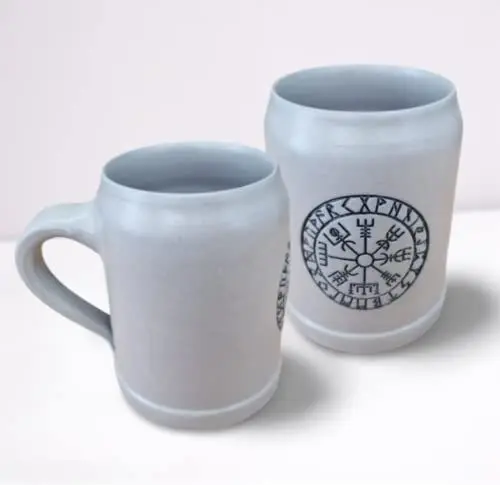 Produktbild: Töpferey Bierkrug Wikinger - Tonbecher mit Gravur Vegvisir, Mittelalter Kaffeebecher, Keramik Becher, Grau