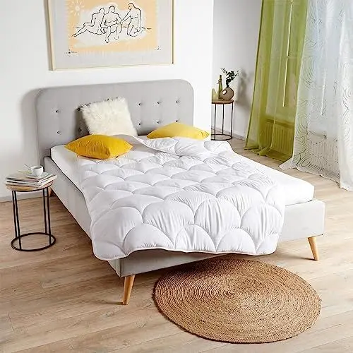 Produktbild: Traumschlaf Basic - Ganzjahresdecke medium, Allergikergeeignet - ATMUNGSAKTIV UND FEUCHTIGKEITSREGULIEREND 135x200 cm