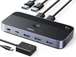 Produktbild: UGREEN USB Switch 2PC mit 1xUSB C Port und 3xUSB A Ports, 2 In 4 Out USB 3.0 Switcher Alugehäuse mit Desktop-Kontroller, 2 USB A auf A Kabeln für Tastatur, Maus, Drucker, Scanner, USB Stick usw.