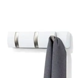 Produktbild: Umbra Flip 3 Garderobenhaken – Moderne, Schlichte und Platzsparende Garderobenleiste mit 3 Beweglichen Haken für Jacken, Mäntel, Schals, Handtaschen und Mehr, Hochglanz Weiß