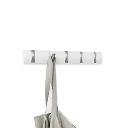 Produktbild: Umbra Flip 5 Garderobenhaken – Moderne, Schlichte und Platzsparende Garderobenleiste mit 5 Beweglichen Haken für Jacken, Mäntel, Schals, Handtaschen und Mehr, Hochglanz Weiß