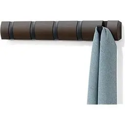Produktbild: Umbra Flip 5 Garderobenhaken – Moderne, Schlichte und Platzsparende Garderobenleiste mit 5 Beweglichen Haken für Jacken, Mäntel, Schals, Handtaschen und Mehr, Schwarz / Braun