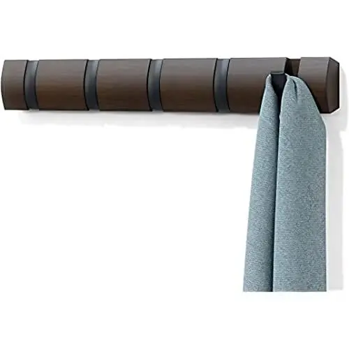 Produktbild: Umbra Flip 5 Garderobenhaken – Moderne, Schlichte und Platzsparende Garderobenleiste mit 5 Beweglichen Haken für Jacken, Mäntel, Schals, Handtaschen und Mehr, Schwarz / Braun