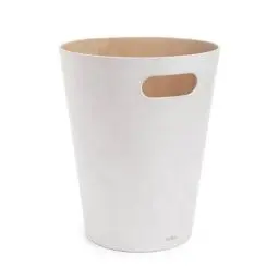 Produktbild: Umbra Woodrow Abfalleimer – Zweifarbiger Holz Papierkorb für Büro, Badezimmer, Wohnzimmer und Mehr, 7,5l Fassungsvermögen, Weiss/Natur