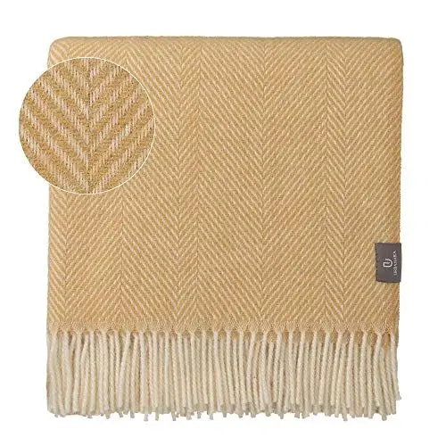 Produktbild: URBANARA 140x220 cm Wolldecke Salantai Senfgelb/Creme — 100% Reine skandinavische Wolle — Ideal als Überwurf, Plaid oder Kuscheldecke für Sofa und Bett — Warme Decke aus Schurwolle mit Fransen