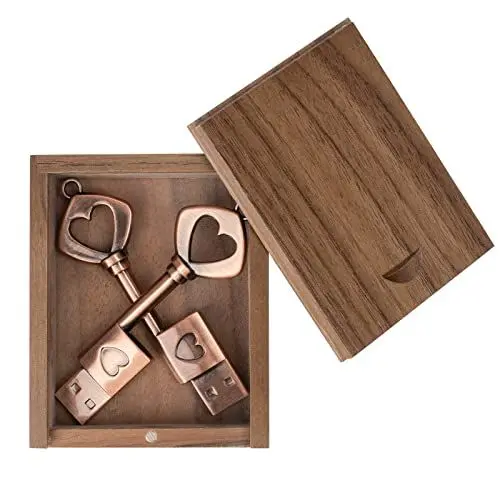 Produktbild: leizhan 32GB Metal USB 2.0 Sticks USB Flash Laufwerk mit Holzbox,Schlüssel Liebe Schlüsselanhänger USB Thumb Drive Memory Stick U Disk Einzigartiges Hochzeitsgeschenk Pen Drive (2 PCS mit Holzkiste)