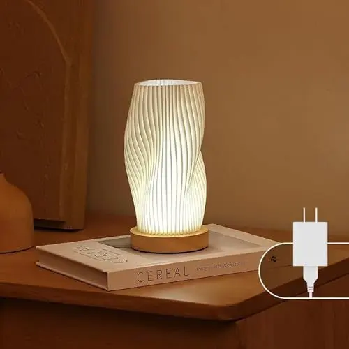 Produktbild: UYKKE Nachttischlampe mit Holzsockel Tischlampe mit Knopfsteuerung für Schlafzimmer, 12-stufig dimmbare Nachttischlampe mit PLA-Lampenschirm für Wohnzimmer (Weiß-A, klein)