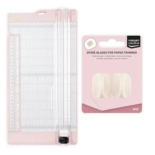 Produktbild: Vaessen Creative Papierschneider mit Falzbrett - Rosa - 15,2 x 30,5 cm - 2-in-1 Schneidemaschine für Scrapbooking, Karten Basteln und Papierprojekte - Inklusive 2 Ersatzklingen – Sicher Gestaltet