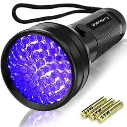 Produktbild: Vansky UV Schwarzlicht Taschenlampe mit 51 LEDs | UV Lampe Haustiere Urin-Detektor für Eingetrocknete Flecken Ihrer Hunde, Katzen und Nagetiere auf Teppichen, Vorhänge | inkl. 3xAA-Batterien