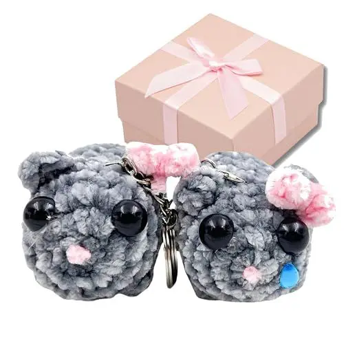 Produktbild: VaroVaro SAD HAMSTER Hamsti Schlüsselanhänger gehäkelt - 2 Stück in Geschenkbox mit süßer Geschenkkarte - Trauriger Hamster Meme - handgemacht
