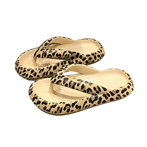 Produktbild: Vertvie Unisex Badeschuhe Damen Herren Flip Flops Weich rutschfest Badeschlappen Wolken Slippers Hausschuhe Zehentrenner Slides Sandalen Wolken Badelatschen Slippers (Khaki Leopard, 37/38 EU)