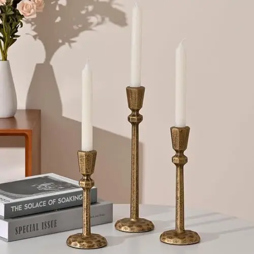 Produktbild: VINCIGANT Kerzenständer Stabkerzen Gold 3er Set, Kerzenhalter Kerzenleuchter Messing Antik für Tischdeko Kamindekoration Hochzeits Dekoration, Metall Goldene 20&24&28cm
