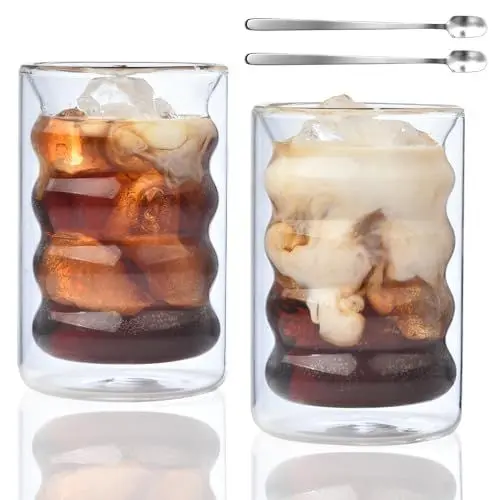 Produktbild: VITEVER Latte Macchiato Gläser 2er-Set, 400ml Doppelwandig Cappuccino Tassen aus Borosilikatglas, Kaffeeglas Teegläser für Cappuccino,Latte,Tee,EIS,Eistee,Iced Americano,Milch,Saft,Bier, 2 Löffel