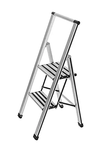 Produktbild: WENKO Leichte Aluminium Trittleiter mit 2 Stufen für 50 cm höheren Stand, rutschsichere XXL-Stufen, Design Klapptrittleiter, TÜV Süd Zertifiziert, 44 x 101 x 5,5 cm, Silber matt