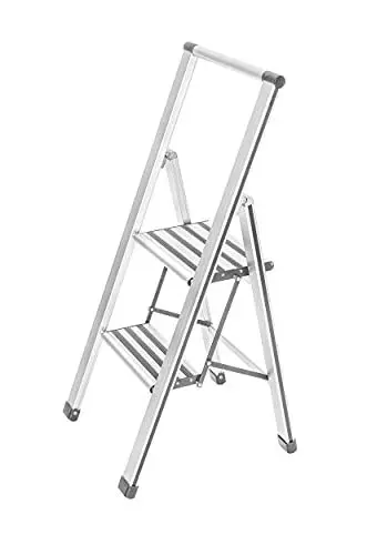 Produktbild: WENKO Leichte Aluminium Trittleiter mit 2 Stufen für 50 cm höheren Stand, rutschsichere XXL-Stufen, Design Klapptrittleiter, TÜV Süd Zertifiziert, 44 x 101 x 5,5 cm, Weiß