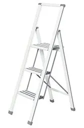 Produktbild: WENKO Leichte Aluminium Trittleiter mit 3 Stufen für 75 cm höheren Stand, rutschsichere XXL-Stufen, Design Klapptrittleiter, TÜV Süd Zertifiziert, 44 x 127 x 5,5 cm, Weiß