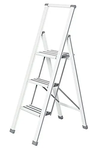 Produktbild: WENKO Leichte Aluminium Trittleiter mit 3 Stufen für 75 cm höheren Stand, rutschsichere XXL-Stufen, Design Klapptrittleiter, TÜV Süd Zertifiziert, 44 x 127 x 5,5 cm, Weiß