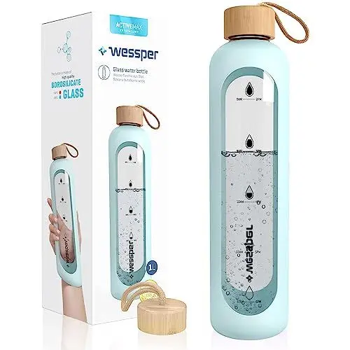Produktbild: Wessper Trinkflasche Glas 1L mit Zeitmarkierungen, BPA-frei Trinkmotivation Borosilikat Wasserflasche, Luftdichte Glasflasche mit Bambus Deckel Wiederverwendbar mit Silikonhülle - Hellblau