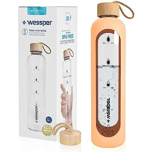 Produktbild: Wessper Trinkflasche Glas 1L mit Zeitmarkierungen, BPA-frei Trinkmotivation Borosilikat Wasserflasche, Luftdichte Glasflasche mit Bambus Deckel Wiederverwendbar mit Silikonhülle - Pfirsich