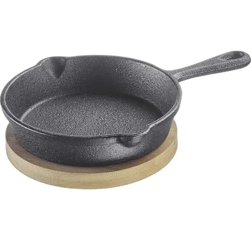 Produktbild: Westmark Gusseiserne Pfanne Tapas + Friends – kleine Gusseisenpfanne, für alle Herdarten geeignet, auch Induktion und Grill, Gusspfanne inkl. Bambus-Untersetzer – Eisen, 125 ml