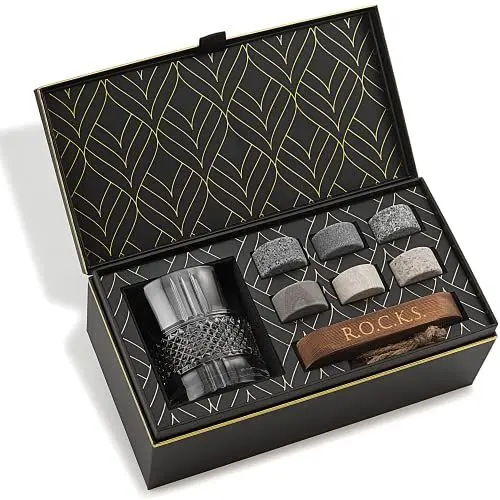 Produktbild: Whiskey-Steine & Old Fashioned Cocktail & Whiskey Gläser Geschenkset – 6 Handgemachte Runde Granitsteine – Reserve Kristallgläser (340 ml) – Serviertablett aus Hartholz – Geschenkbox mit Goldfolie