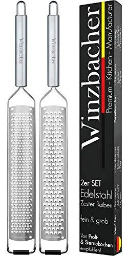Produktbild: Winzbacher® DAS ORIGINAL (2er Set) Edelstahl Reibe | Parmesanreibe, Zitronenreibe, Muskatnuss, Ingwerreibe, Zester | rasiermesserscharfe Klinge | inkl. Schụtz & Reinigungsbürste