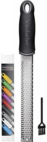 Produktbild: Winzbacher - Premium Zester Reibe I Parmesanreibe, Zitronenreibe, Muskatnuss Reibe, Ingwerreibe u.v.m. I rasiermesserscharfe Edelstahl Klinge I Spülmaschinenfest I inkl. Schụtz & Reinigungsbürste