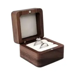Produktbild: WisePoint personalisierte Holz Ring Box, Mini Verlobungsring Box mit doppeltem Schlitz, quadratische Hochzeit Ring Box für Ring, elegante und Retro Ring Halter Box (weiß)