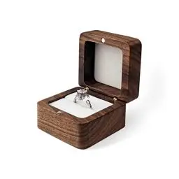 Produktbild: WisePoint personalisierte Holz Ring Box, Mini Verlobungsring Halter Box mit Einzelschlitz, quadratische Hochzeit Ring Box für Ring, elegante und Retro Ring Halter Box für Hochzeit, Zeremonie (weiß)