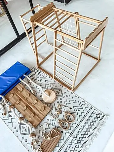 Produktbild: WoodandHearts Jungle Gym, Holzkletterer, Spielbereich: Schaukelrampe, Kletterseil, Klettergerüst, Turnringe, Kinderschaukeln, Spielmatte in blau-beigem