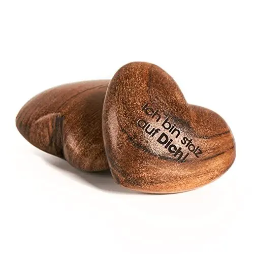 Produktbild: Woodluck® Handschmeichler Holz Herz aus Akazien-Holz mit Gravur I Ich Bin stolz auf Dich Geschenk mit nachhaltiger Geschenk-Verpackung I Handgefertigte Holzherzen mit Gravur & einzigartiger Maserung