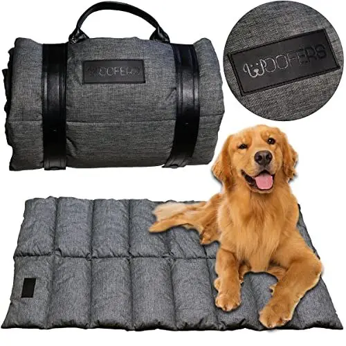 Produktbild: Woofers® tragbares Outdoor & Indoor Hundebett/Hundematte/Hundedecke 110cm*70cm mit eingebautem Griff und Bänderbeißschutz – wasserdichte Hundedecke für Unterwegs – Große & mittelgroße Hunde