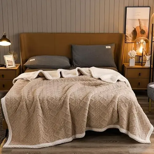 Produktbild: WUMIUER Kuscheldecke 180 x 200 cm Flauschig Sofaüberwurf Dunkel Beige - Weiß mit Randverzirung, weich & warm Wohndecke als Sofa Couchdecke Bettüberwurf Decke, Plüsch Dicke Decke für den Winter