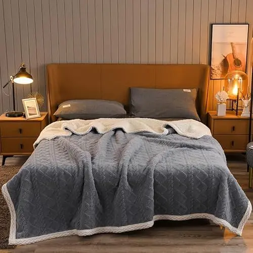 Produktbild: WUMIUER Winter Kuscheldecke 200 x 230 cm Flauschige Dicke Decke Grau blau - Weiß mit Randverzierung, Strickdecke Couchdecke Sofadecke Wohndecke, Super Weich und Warm für Wohnzimmer Schlafzimmer
