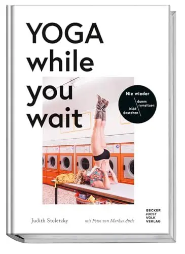 Produktbild: Yoga while you wait - Nie wieder blöd dastehen/ dumm rumsitzen - amüsante Texte und Yoga-Übungen, wie man das Warten ein bisschen unterhaltsamer, gesünder und erträglicher macht