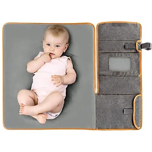 Produktbild: Zamboo Tragbare Baby Wickelunterlage für unterwegs - Faltbare Reise Wickeltasche mit abwaschbarer Wickelauflage 60x50 cm und Befestigung für Kinderwagen - Melange Grau